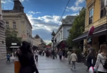 Viralna scena iz centra Beograda: onlifenserka šeta muškarca na povocu usred Knez Mihailove (VIDEO)