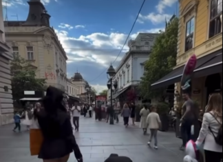 Viralna scena iz centra Beograda: onlifenserka šeta muškarca na povocu usred Knez Mihailove (VIDEO)