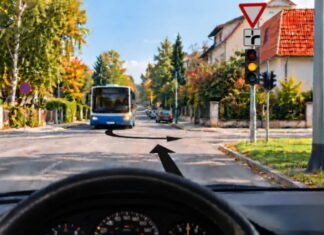 VOZAČI SE POSVAĐALI ZBOG OVOG RASKRIŽJA: Znate li ko ovdje ima prednost? Mnogi daju pogrešan odgovor VOZAČI SE POSVAĐALI ZBOG OVOG RASKRIŽJA Znate li ko ovdje ima prednost Mnogi daju pogrešan odgovor